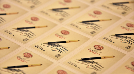 Cento anni di penne in un francobollo