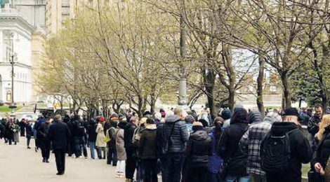 Tutti in fila per il francobollo ucraino